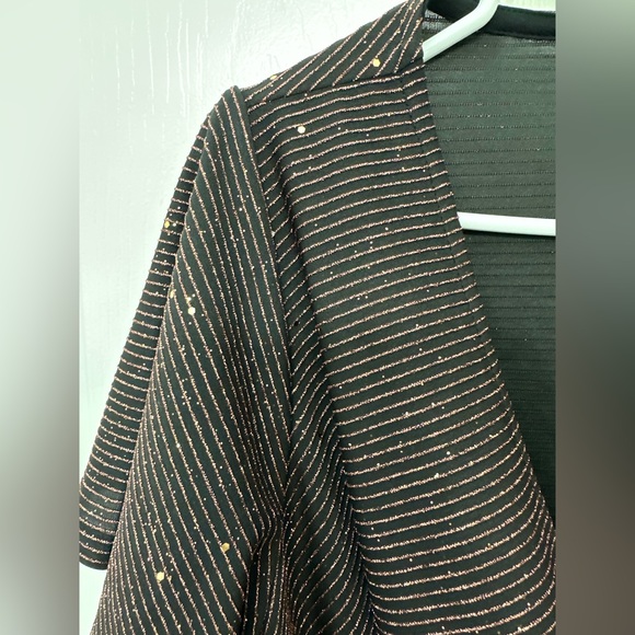 NWT Lane Bryant Classic Flutter-Sleeve V-Neck Peplum Top with sparkle Size14/16 - Picture 2 of 4